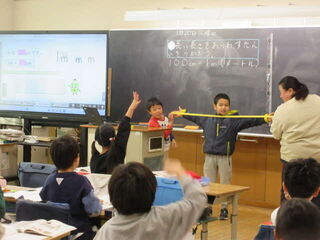 手を広げた長さを測る様子