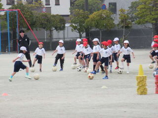 サッカーをする児童