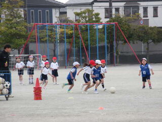 試合をする児童