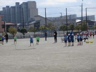 試合をする児童