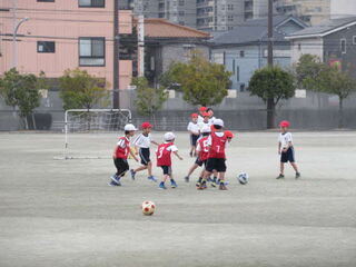 試合をする児童