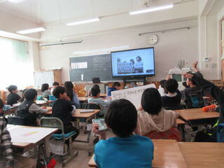 質問に答える児童