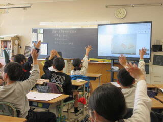 質問に答える児童