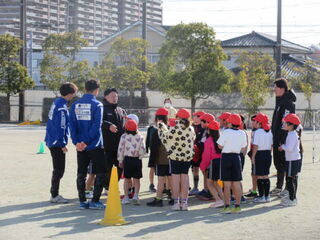 挨拶するこどもたち