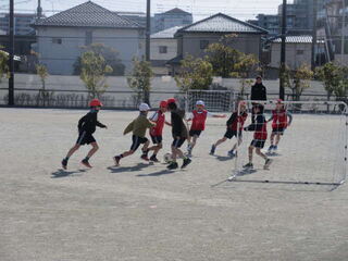 試合に取り組む児童