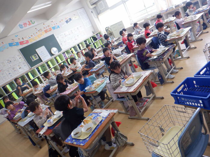 0417初めての給食1年1組