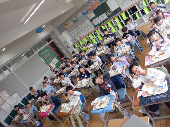 0417初めての給食1年2組