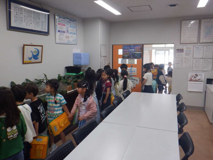 0515学校探検1年2年校長室