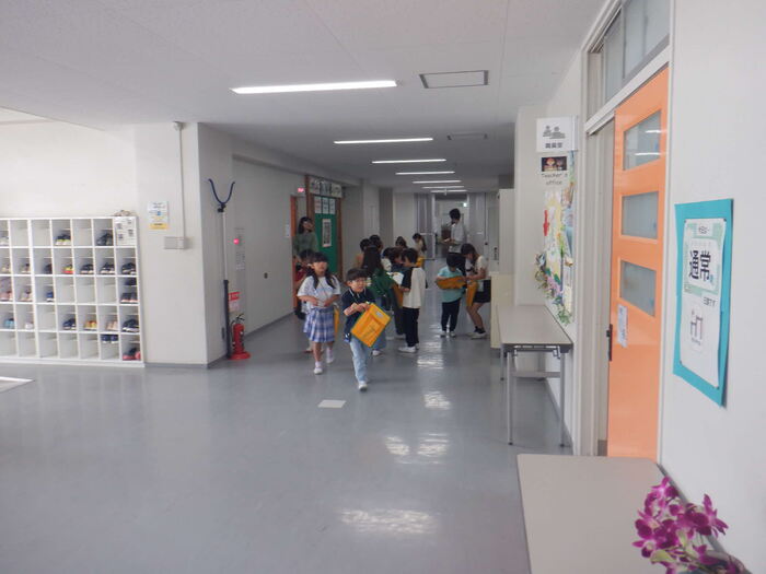 0515学校探検1年2年廊下