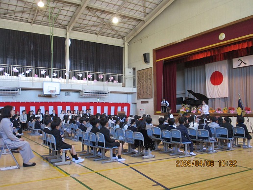入学式の中で、校長式辞を新入生が聞いているところ