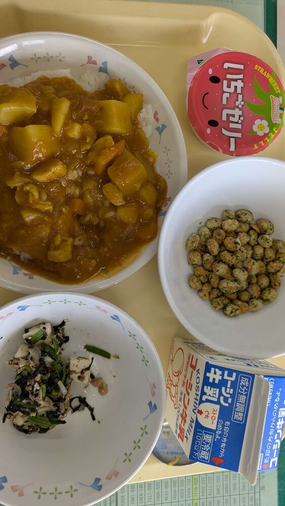 給食は、カレーです。