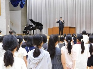 校歌斉唱