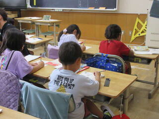 自分の考えを書く児童