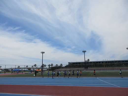 陸上競技場で、選手が走っているところ