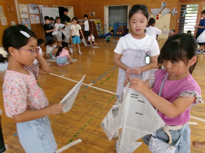 新聞を