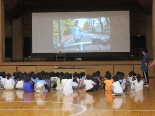 DVDを見る児童