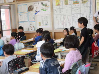 発表する児童